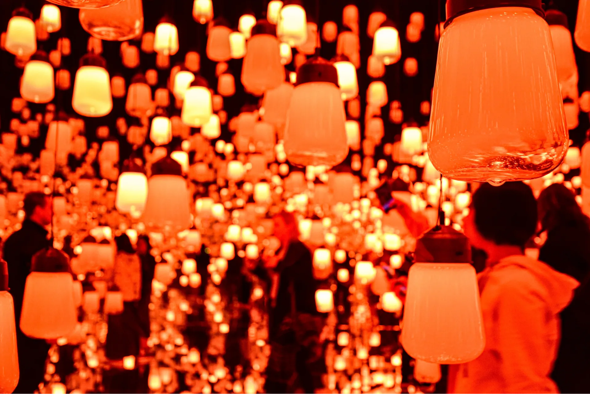 Immersive experience hanging lights